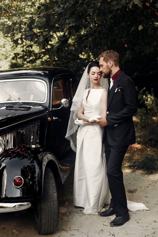 Arrivée mémorable : mariage en voiture vintage à Bordeaux